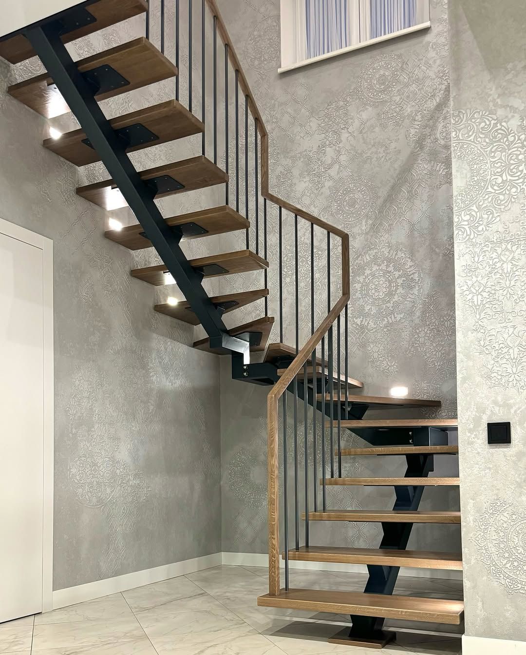 Schody jesionowe – naturalne drewno i trwałość