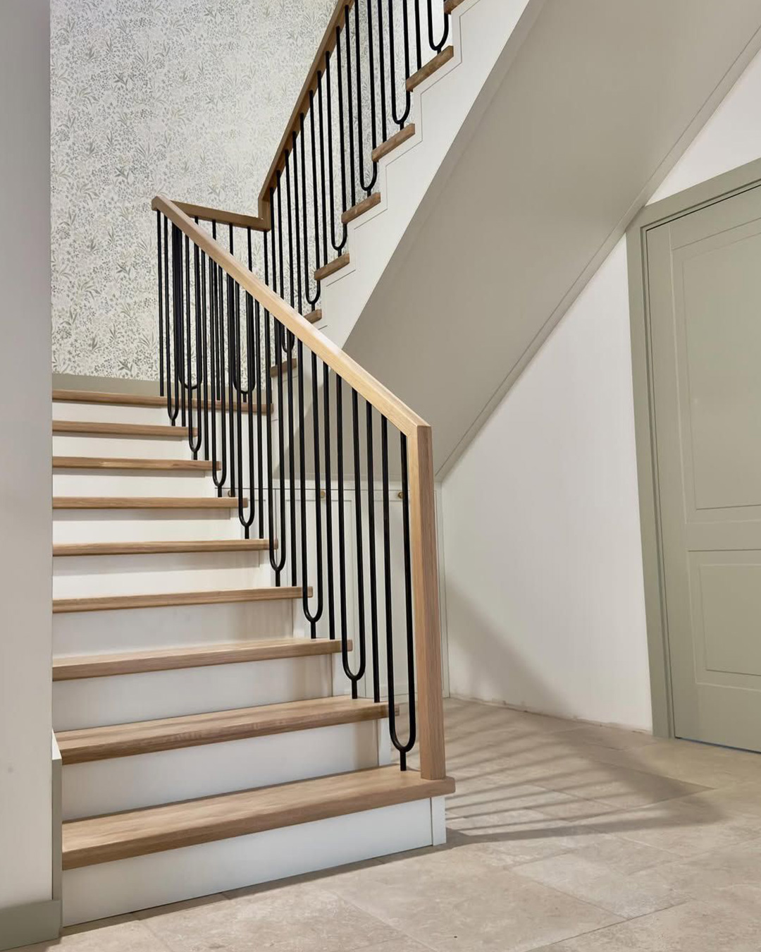 Schody drewniane na beton – ciepło drewna i trwałość