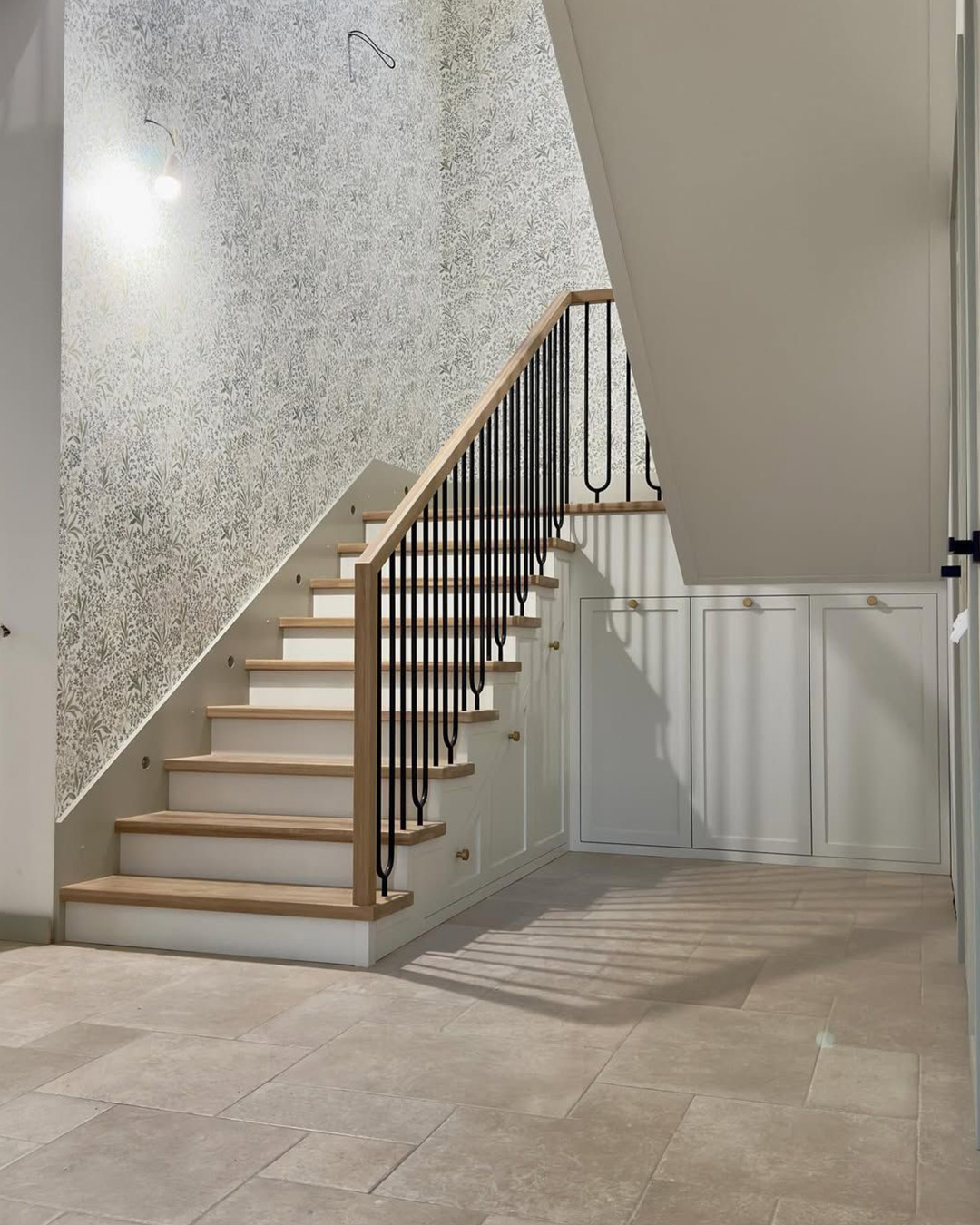 Schody dębowe na beton Warszawa – elegancja i moc