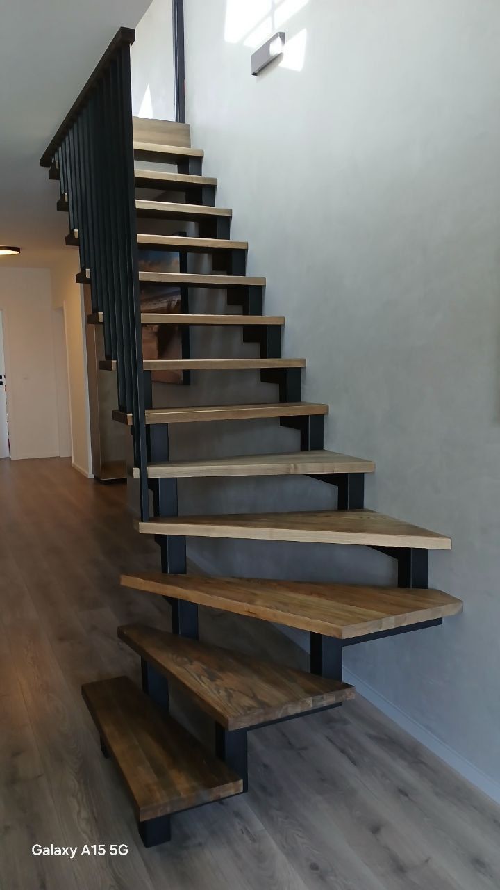 Schody samonośne jesionowe – lekka konstrukcja i design